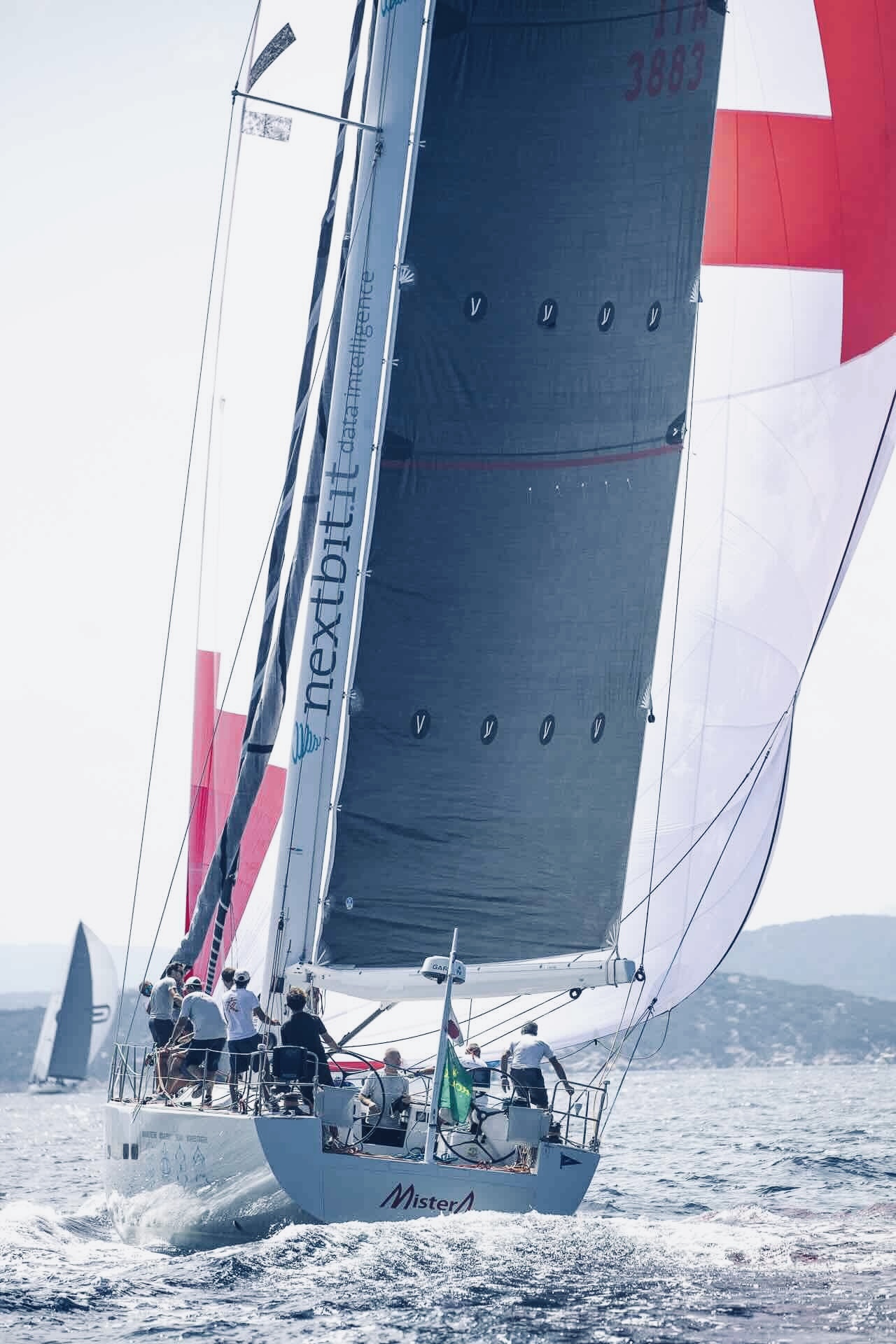 MisterA in regata con spinnaker, vista da poppa